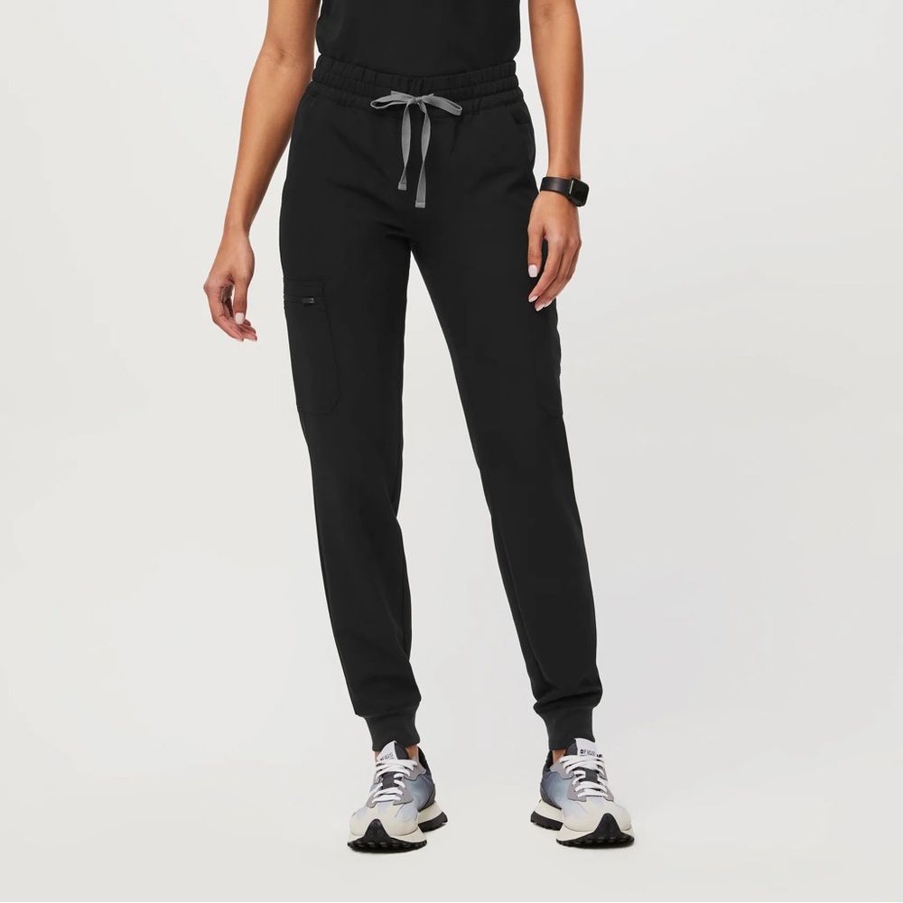 FIGS Uman Relaxed Jogger in Black